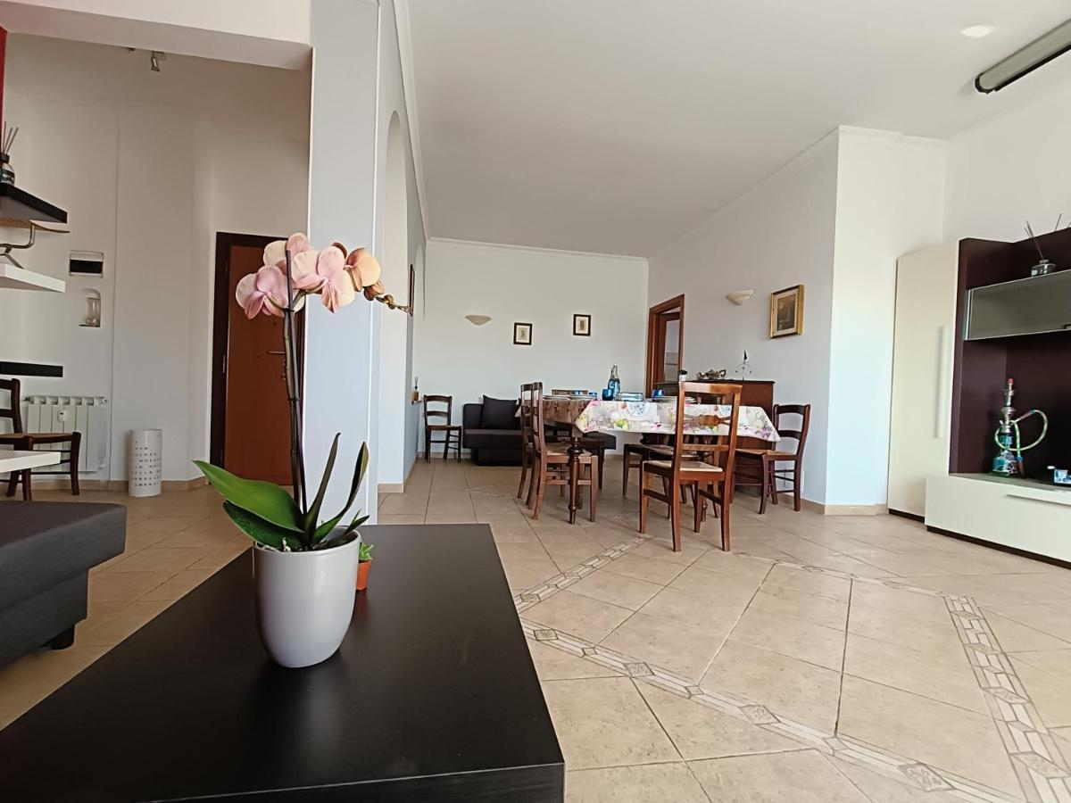 Avellini - Delightful And Spacious Apartment With Terrace - Near Metro A Cornelia Рим Екстериор снимка